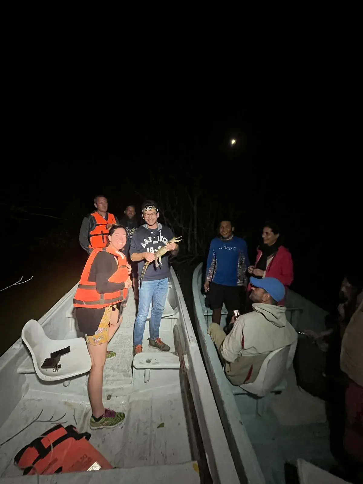 Grupo de visitantes durante el tour nocturno