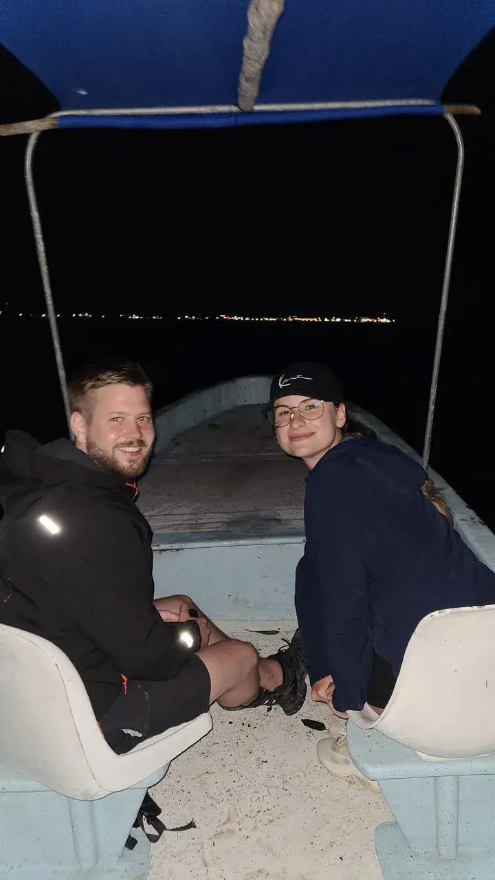 Pareja en la lancha durante la noche